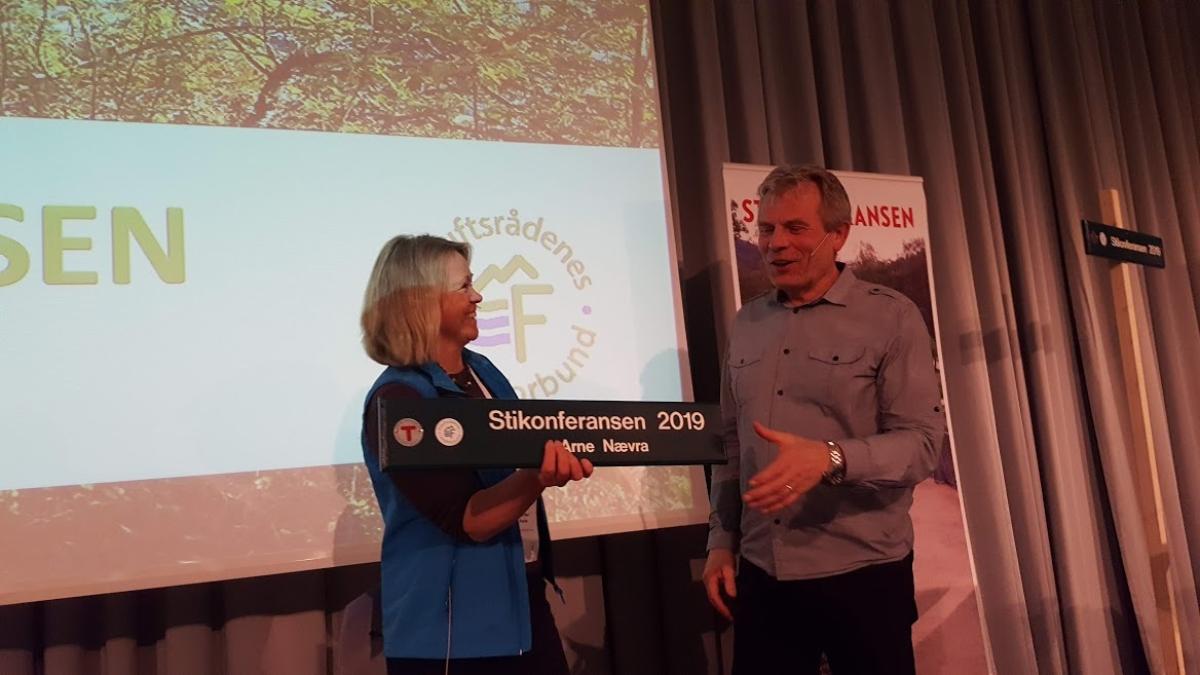 Arne Nævra får sitt stiskilt av Anne Mari PLanke.jpg